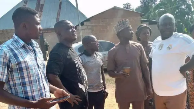 Sympathisers dey go round di town on Monday to console affected pipo