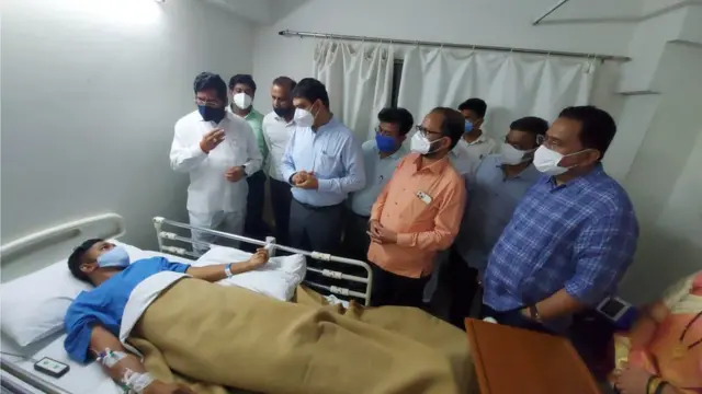 एकनाथ शिंदेंनी घेतली हल्ला झालेल्या अधिकाऱ्याची भेट