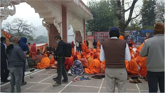 सभा को कवर करते पत्रकार