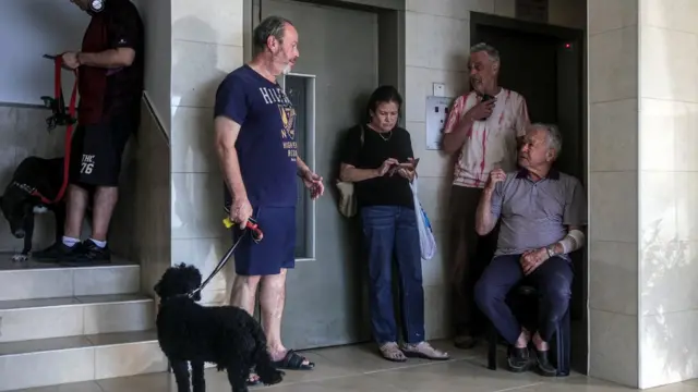 以色列民众在室内躲避突袭