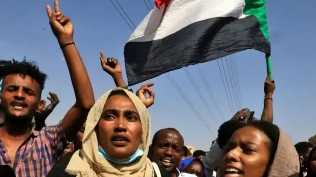 Dubban jama'a a babban birnin kasar Khartoum da sauran birane na ta zanga-zangar ganin lalle sai an sa gwamnatin riko ta farar hula zalla