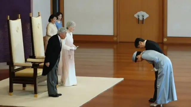 شاهزاده نارهیتو به همراه همسرش در مقابل امپراتور آکیهیتو