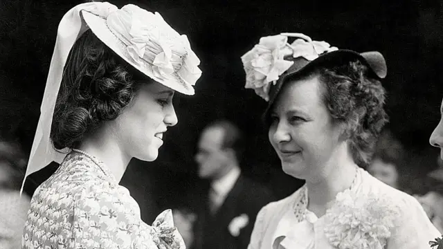 Rosemary Kennedy charlando con una amiga en fiesta