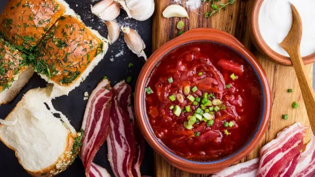 борщ український з пампушками