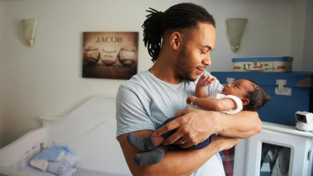 Pai com dreadlocks presos num raboposso fazer aposta da mega sena pela internetcavalo acalentando um bebê