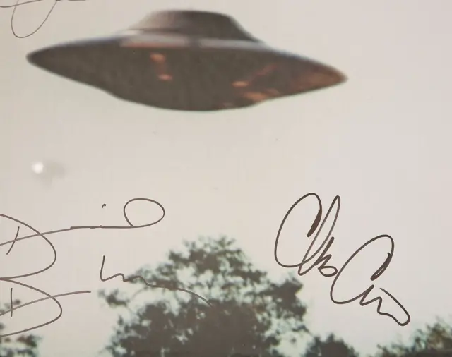 El póster de X-Files firmado que fue donado por Twentieth Century Fox al Museo Nacional de Historia de EE.UU.