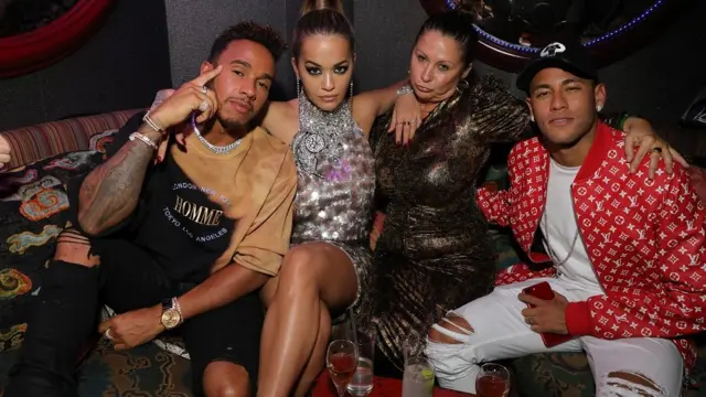 内马尔经常在社交网站上载自己的奢华生活照。