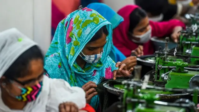 গত একমাসে হাজার-হাজার গার্মেন্টস শ্রমিককে চাকুরী থেকে ছাঁটাই করা হয়েছে বলে জানিয়েছেন গার্মেন্টস কর্মীদের নিয়ে কাজ করা অধিকার কর্মীরা