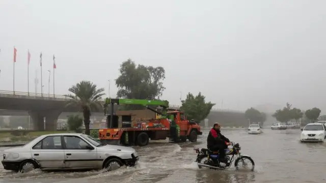 در اهواز به غیر از آلودگی شدید هوا، شهروندان دچار آبگرفتگی وسیع شده اند