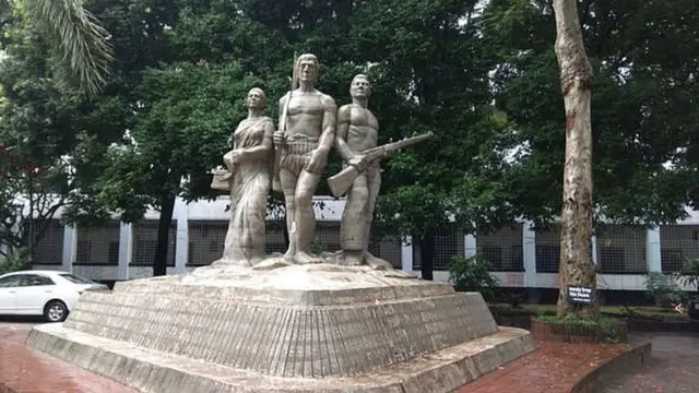 ঢাকা বিশ্ববিদ্যালয়ে কলাভবন প্রাঙ্গণে ভাস্কর্য: অপরাজেয় বাংলা