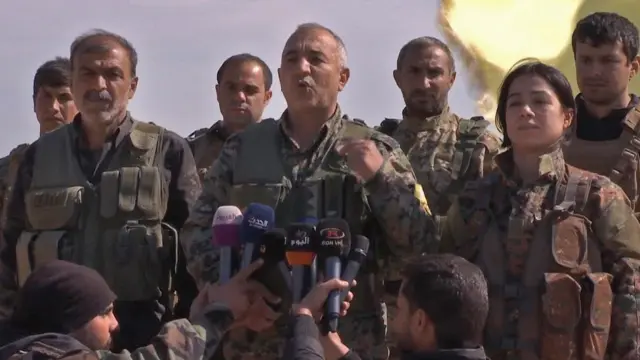 বাঘুজের পতনের খবর জানাচ্ছেন এসডিএফের কমাণ্ডার জিয়া ফুরাত