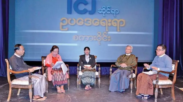 အိုင်စီဂျေစကားဝိုင်းမှာ တွေ့ရတဲ့ ဒေါ်လှမျိုးနွယ်(ဝဲမှ ဒုတိယမြောက်) နဲ့ ရှေ့နေချုပ်ရုံးညွှန်ကြားရေးမှူးချုပ် ဒေါက်တာသီတာဦး