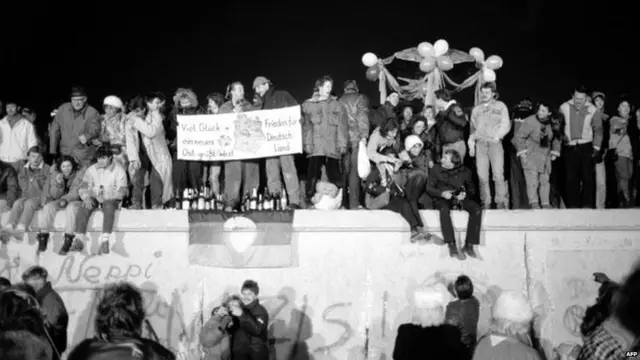 ਬਰਲਿਨ ਦੀ ਦੀਵਾਰ ਢਾਹੁਣ ਦੇ ਇੱਕ ਸਾਲ ਬਾਅਦ ਪੂਰਬੀ ਤੇ ਪੱਛਮੀ ਜਰਮਨੀ ਇੱਕ ਹੋ ਗਏ।