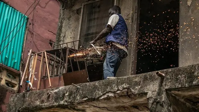 Worker dey try scata building wey no strong