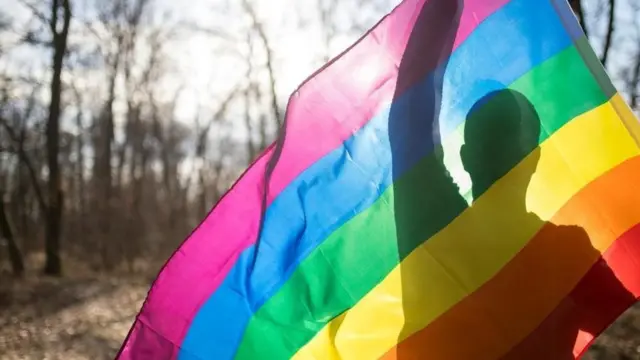 Berbohong dapat melindungi orang-orang yang tinggal di tempat di mana pilihan gaya hidup atau agama mereka dapat membuat mereka dipersekusi