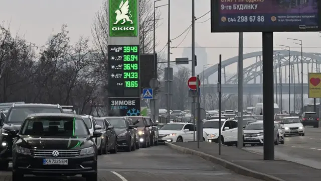 கீஃப்-ல் உள்ள ஒரு பெட்ரோல் நிலையத்திற்கு மக்கள் வரிசையில் நிற்கிறார்கள்