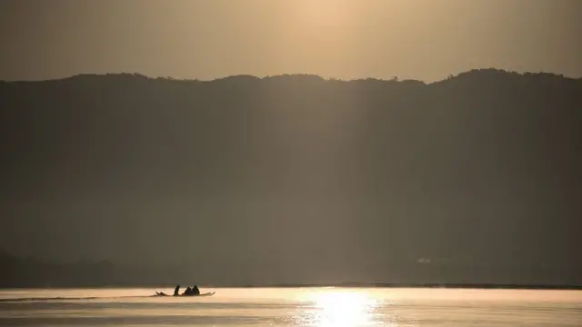 ชาวบ้านที่อาศัยอยู่ในละแวกอำเภอเชียงของ จังหวัดเชียงราย ใช้เรือสัญจรในแม่น้ำโขงยามเช้าตรู่