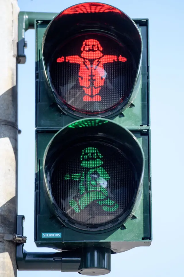 特里爾市中心的交通信號燈用馬克思的漫畫形像作為信號標示。