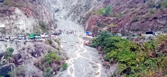 ओखलढुङ्गाको भँडारे खोलामा आएको बाढीका कारण सवारीसाधन रोकिदा सयौं यात्रु अलपत्र परेका छन्।