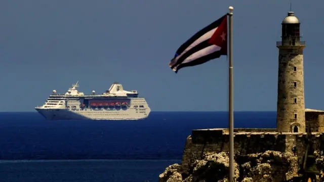 Crucero en el mar, desde La Habana.