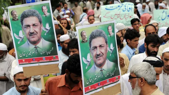 Carteles con el rostro de AQ Khan.