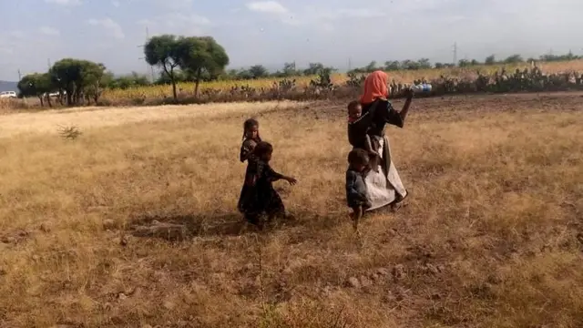 ኣደ ምስ ደቃ