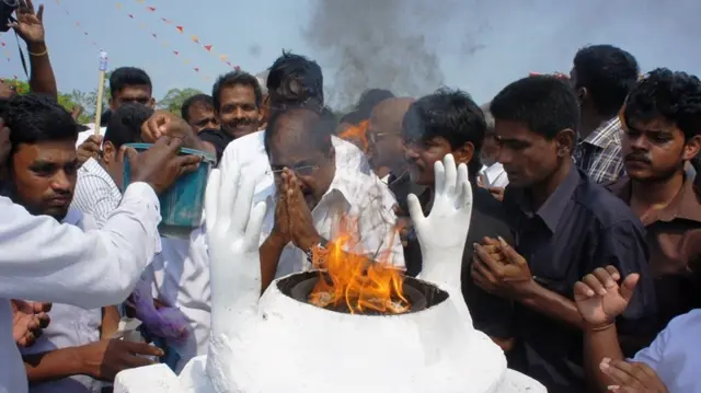 இன்று காலை முள்ளிவாய்க்கால் நினைவேந்தலையொட்டி, நந்திக்கடலில் மலர்கள் மிதக்கவிடப்பட்டன.