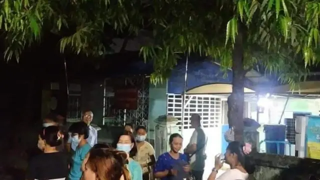 အုပ်ချုပ်ရေးမှူးမရှိတဲ့ ရန်ကုန်မြို့ သင်္ဃန်းကျွန်းက ရပ်ကွက်ရုံးတစ်ရုံးရှေ့ လူတွေစောင့်နေကြစဥ်