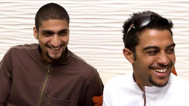 Радостные арабские юноши