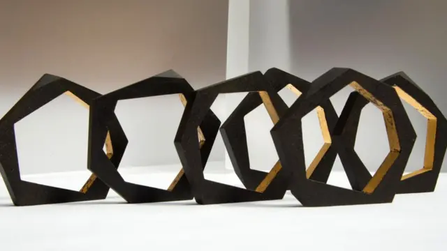 Ювелир Розали Макмиллан создает эти браслеты из кофейной массы и сусального золота