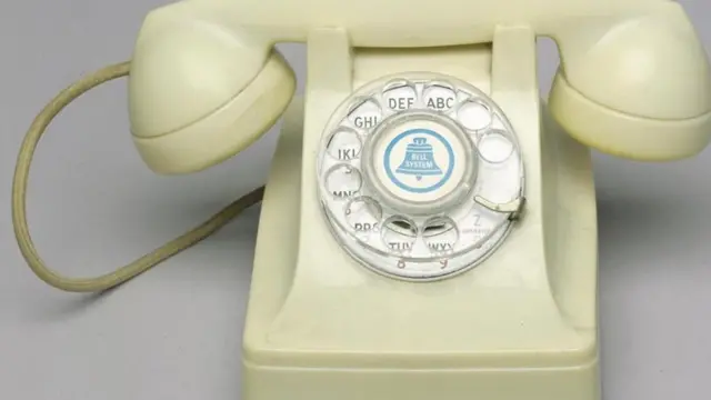 هاتفٍ عتيقٍ ذي قرصٍ دوارٍ