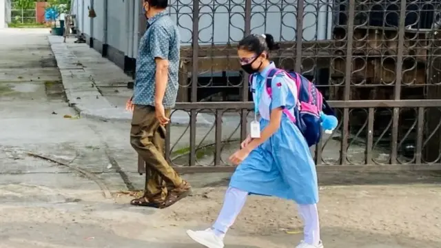 স্কুলে শিক্ষার্থীদের নানাভাবে স্বাগত জানানো হয়েছে।