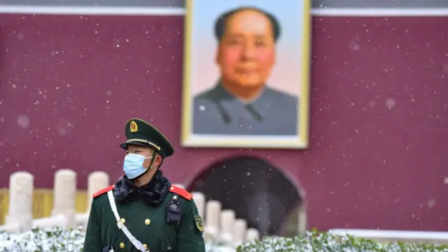 جندي في الخدمة أمام ساحة تيانانمن في بكين، الصين في 6 نوفمبر/تشرين الثاني 2021