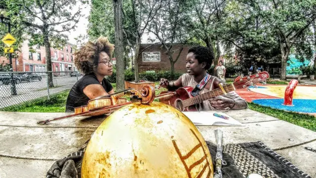 ካኢሪ (ግራ)፣ ኢሪ (ቀኝ)