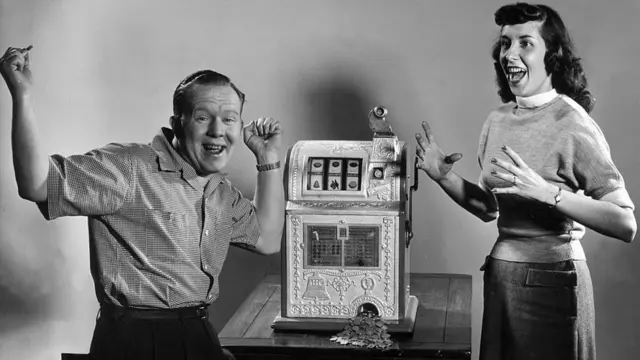 Pareja feliz con jackpot