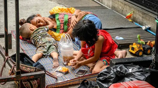 คจนนอนหลับข้างถนน