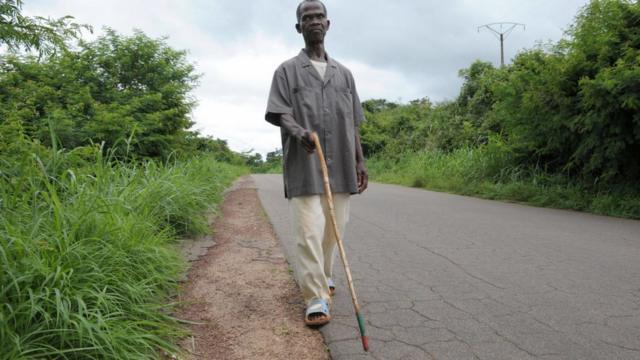 Un homme aveugle habitant du village de Kouadioa-Allaikro en Côte d'Ivoire (illustration).