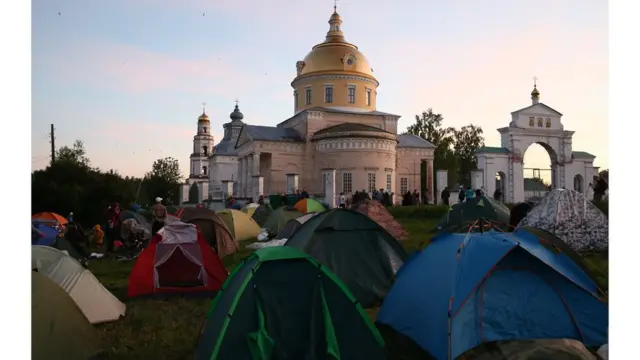 Палатки паломников Великорецкого крестного хода в селе Великорецкое у Никольской церкви