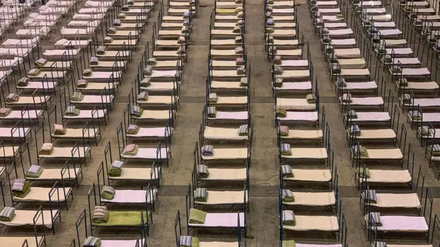 مقامات چین مراکز نمایشگاهی عمومی را به بیمارستان‌های موقتی برای درمان موارد خفیف ابتلا به ویروس کرونا تبدیل کرده‌اند