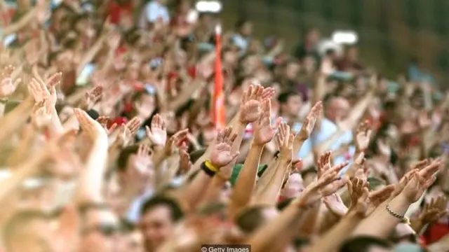 "व्यक्तीप्रमाणंच गर्दीचं मानशास्त्रसुद्धा विशिष्ट प्रकारचं असतं," तज्ज्ञ जॉन ड्रुरी.