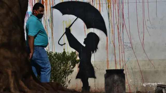 Hombre con cubrebocas en Tegucigalpa.
