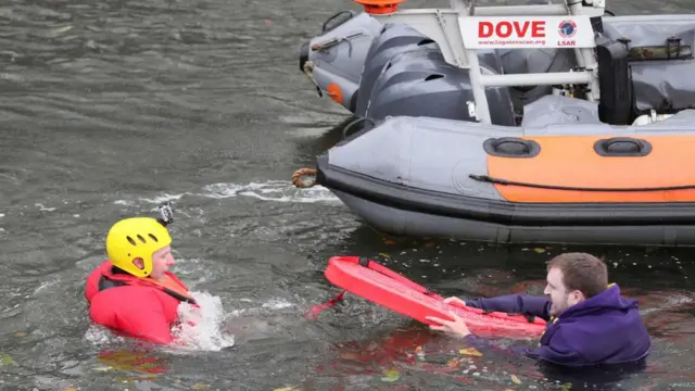 Príncipe William en el agua en un simulacro de salvamento de la Institución Real de Salvavidas de Inglaterra.