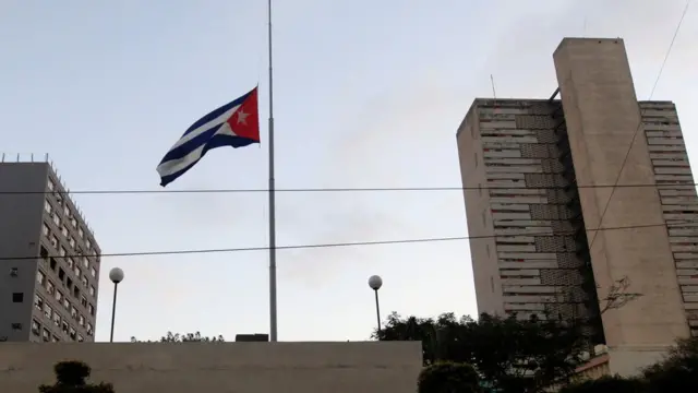 Bandera izada a media asta