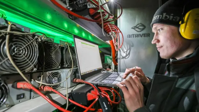 Minero de criptomonedas en Rusia.