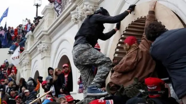 संसद के अंदर घुसे ट्रंप समर्थक