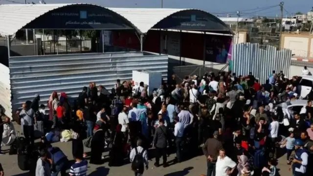 فلسطينيون تجمعوا خارج معبر رفح مع مصر