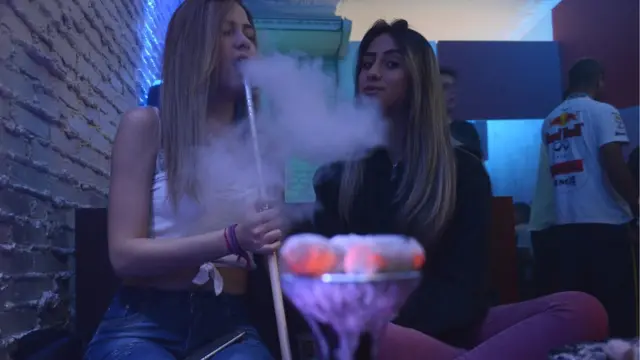 Amigas fumando narguile