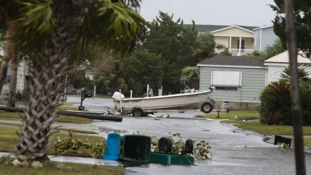 ریاست میں اب تک کی تاریخ کے شدید ترین سمندری طوفان ساحلی علاقے اور گھر بری طرح متاثر ہوئے ہیں۔ بہت سے گھر تباہ اور درخت جڑوں سے اکھڑ گئے ہیں۔