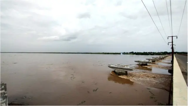 భద్రాచలం వద్ద ప్రమాదకర స్థాయిలో గోదావరి నదీ ప్రవాహం