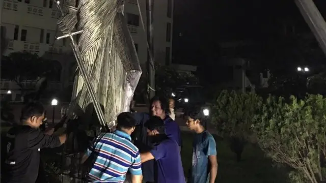 শনিবার রাতে ভাস্কর্য স্থাপনের কাজ তদারকি করেন ভাস্কর মৃণাল হক নিজেই।